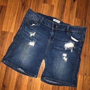 Guess denim shorts / distressed size 32